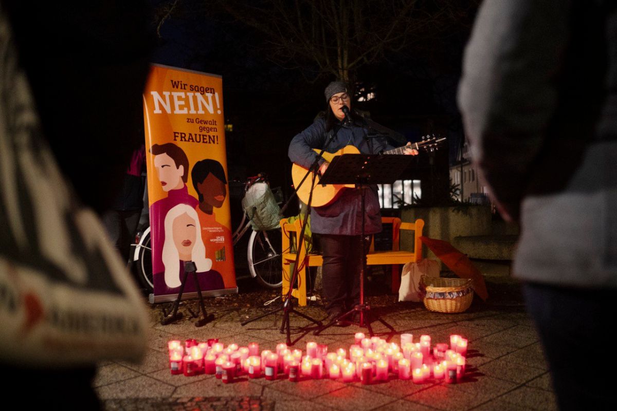Image: 2025-12-08-mahnwache-femizide-03